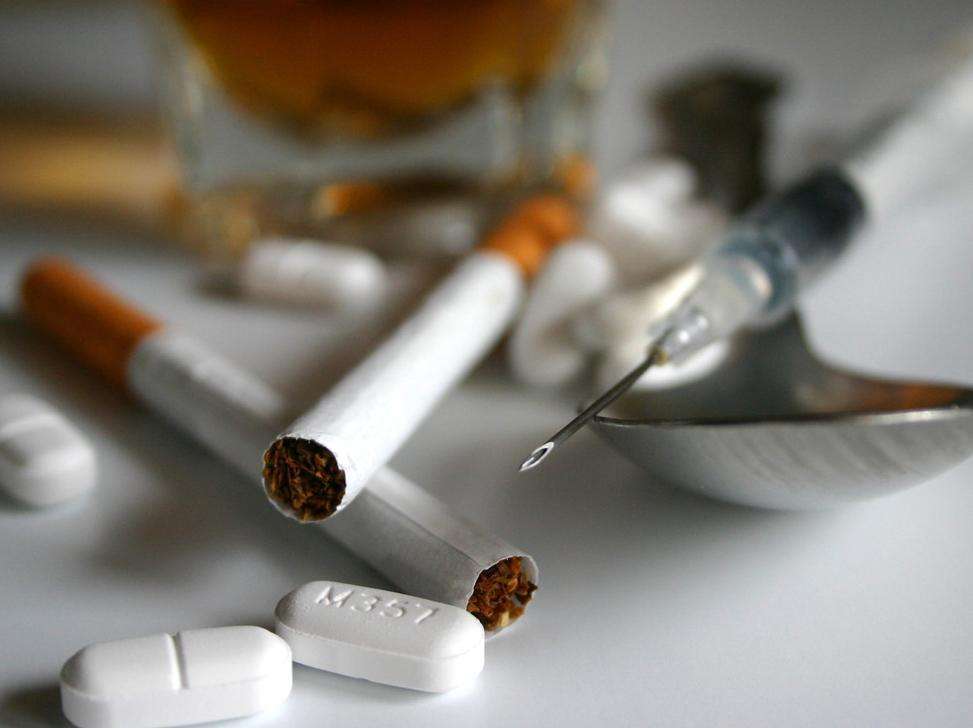 ( )，又称“阿拉伯茶”“东非罂粟”等。原产于非洲及阿拉伯半岛，主要活性成分为卡西酮、去甲伪麻黄碱等