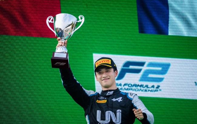 周冠宇成为中国首位F1车手 车手周冠宇家有钱吗