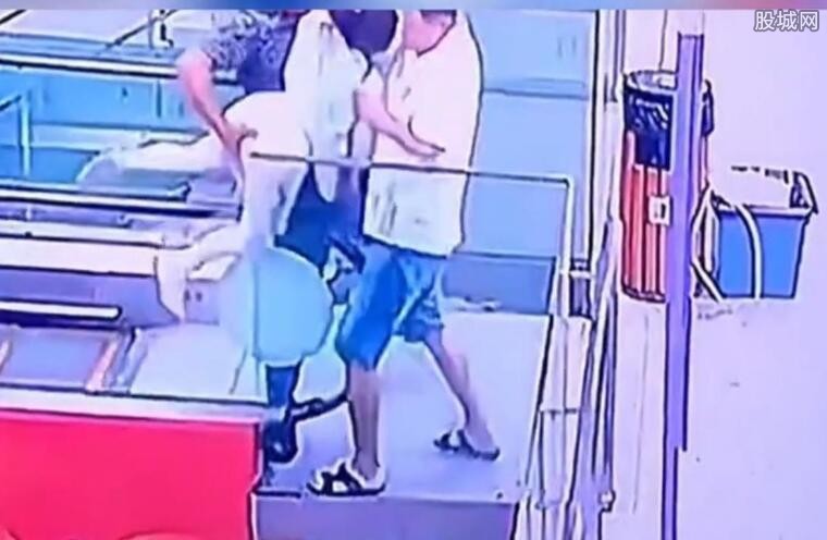 男子救女童
