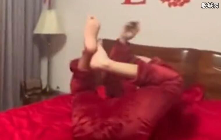 新郎躺床上翘腿偷乐
