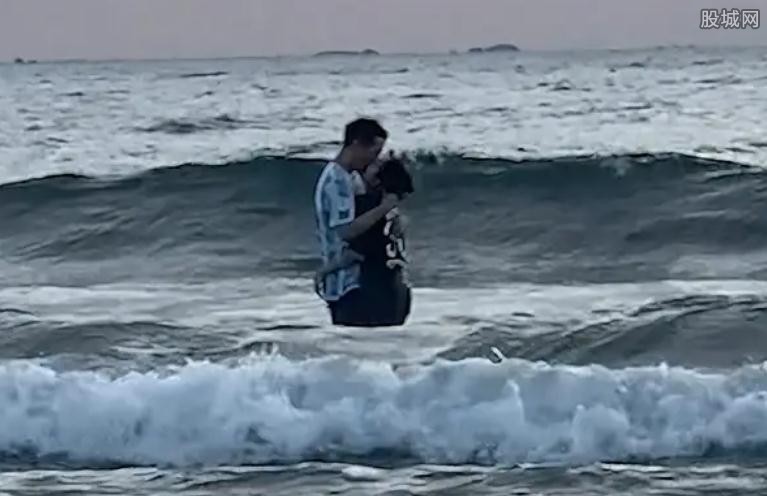 情侣在海里拥吻