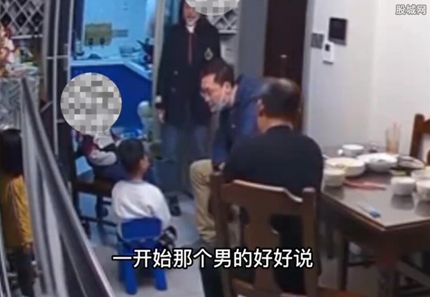 男子打小孩