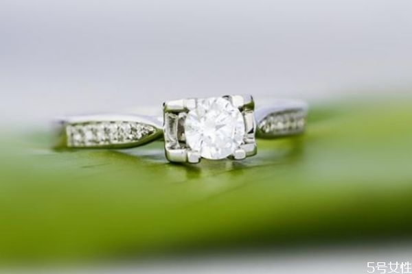 订婚戒指一般多少价位 订婚戒指买多少钱合适