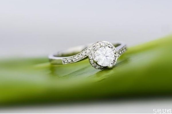 订婚戒指一般多少价位 订婚戒指买多少钱合适