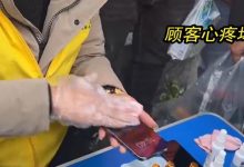 卖钢化膜商贩用顾客手机暴力砸核桃 引网友指责-婚姻学堂
