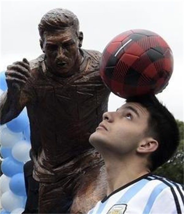 庆新年阿根廷民众烧巨型梅西雕像