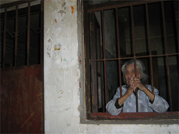 83岁独居老人因怕感染将自己反锁家中不出门