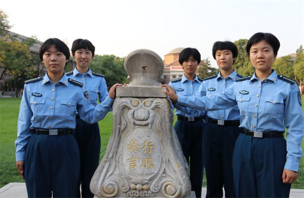 首批女飞行员的培训在清华完成