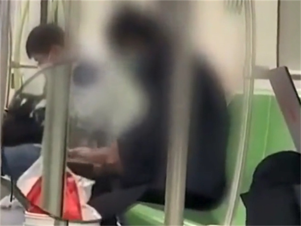 上海地铁一男子在磨菜刀