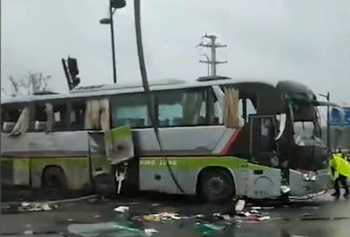 桂林一大巴车侧翻司机被控制_惊魂瞬间！桂林大巴车失控侧翻，现场惨烈， 2死6伤！
